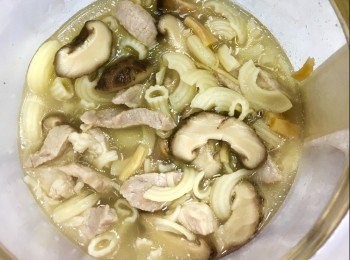 step4: 500ml 水，水滾後落冬菇，乾瑤柱（連浸過乾瑤柱既水），煮20分鐘。

最後落瘦肉煮多10分鐘，落鹽即成。