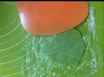 step7: 上下包保鮮紙，用膠片壓成圓形。
