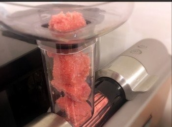 step3: 將西瓜粒同豆漿冰粒放入慢磨榨汁機做成雪葩。