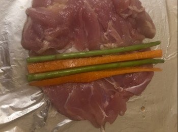 step4: 先鋪上錫紙，再把雞脾肉、蘆筍、紅蘿蔔卷起。