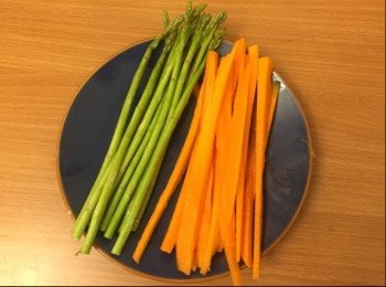step2: 洗好蘆筍及紅蘿蔔，紅蘿蔔再打直切條，備用。