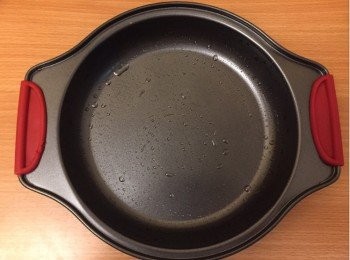 step3: 先於平底鍋內，薄薄塗上橄欖油。
焗爐說預熱200度。