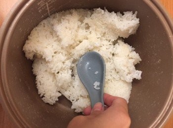 step1: 先把米煲熟，趁熱時，再落壽司醋及味淋撈混。