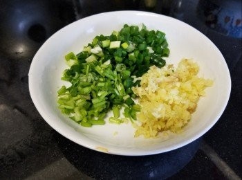 step3: 蔥粒，薑粒，芫茜碎
