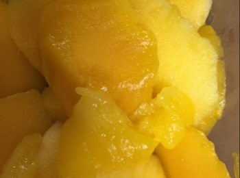 step1: 先把芒果肉切細再放入冰條盛器