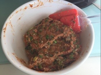 step2: 將鯪魚肉，豆角，紅咖哩，魚露混合攪勻