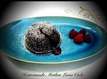 step7: 將蛋糕從焗爐取出，然後用碟放底，將杯倒轉把蛋糕取出。用篩將糖霜篩在蛋糕上。用匙羮從蛋糕中央切下，有巧克力漿流出有如熔岩一般，巧克力熔岩蛋糕即成。