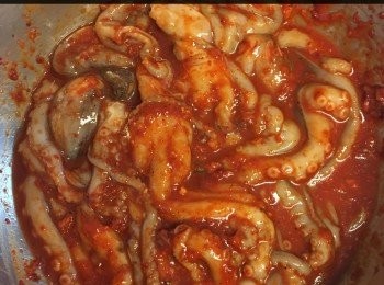 step2: 小章魚要洗乾淨，請留意圖中三個要清洗既地方，之後用鹽搓乾淨，沖水，用醬料醃至少 30分鐘