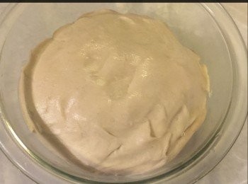 step2: 將麵粉，發粉和油放入個盆中，倒入滾水，用筷子攪拌成麵漿，然後混入冷水攪勻，再用手去搓成麵糰。

將麵糰放入雪櫃內20-30分鐘，待麵糰漲大， 備用。