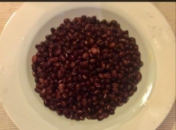 step3: <span class="group_2">餡料</span>：
紅豆半杯
糖遖量，以你個人口味，喜歡甜一點或適中。

另：
麵粉1湯匙。
植物油2湯匙作煎餅用。

首先洗淨紅豆並以清水浸30小時。