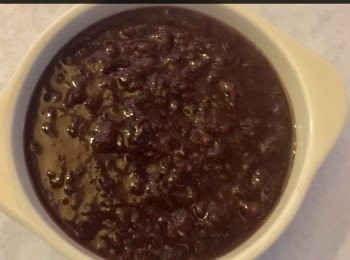 step4: 將紅豆放入鍋內煮至紅豆成糊狀加入糖攪勻，冷却後被用。