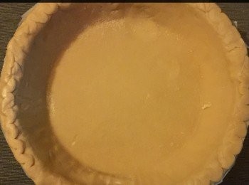 step4: 將麵糰放在一塊平的枱上，搓成一片圓的麵皮，放入派的烤盆內，以190度去烘焗約30分鐘，直到派盆的皮金黃色後備用。待冷卻後才可放入士多啤梨啫喱於派盆內。