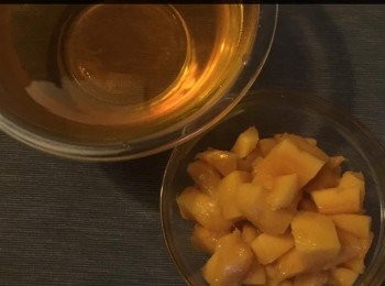 step5: 洗浄芒果和藍梅，將3粒芒果切成粒粒。另2粒芒果切成一、條條狀備用。

芒果啫喱粉以1杯滾水去攪均粉末，再加半杯至3/4杯凍水再攪均後，放入雪櫃冷藏至略凝膠。