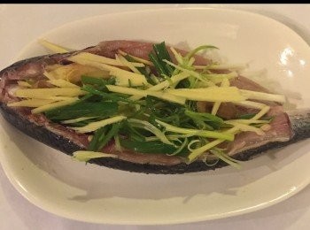 step2: 烏頭魚可叫魚檔幫你去鱗，回家後再將魚背和魚旗的鱗去淨，將魚和內臟去淨，放在已舖好葱和薑於內臓內，再將鹹檸檬蓉放在頂部及魚肚內。預備蒸魚，水滾後放入烏頭魚，隔水大火蒸 30分鐘 ( 蒸多久視乎魚的大小和火候 )。