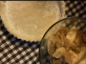 step5: 再將已煮好了的蘋果餡倒入批皮內，並於餡面灑上多一點肉桂，放入烤爐內以190度去烘約20分鐘便成。