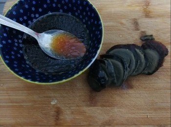 step2: 皮蛋切片備用，調教料理汁。