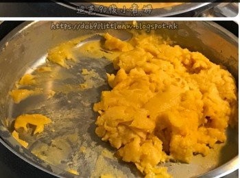 step4: 隔水細火加熱，攪拌至牛油完全溶化，停止攪拌，繼續加熱 2 ~ 3 分鐘，盤底的奶皇開始凝固，刮起來，讓液體盡量接觸盤底。繼續靜止加熱 1-2分鐘，重複把盤底的已凝固的刮上來，盡量不要攪拌，隨著固體愈來愈多，加熱的時間愈來愈短，奶皇全部蒸熟成固體即可離火，煮太軟很難定型包餡，煮太熟則不幼滑。（每個爐具火力不一，看見變成固體便可。）