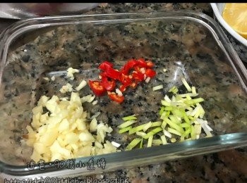 step3: 蒜蓉、辣椒仔及蔥切粒，用玻璃器皿盛起。