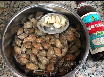 step1: 落鹽到水浸花甲兩小時左右吐沙，洗淨，瀝乾水份。