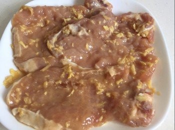 step2: 之後把調味料倒進豬扒拌勻醃15分鐘，然後加蛋白拌勻再醃20-30分鐘。