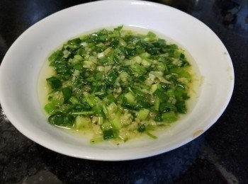 step4: 先做好蔥油，用2湯匙油爆香加少少鹽