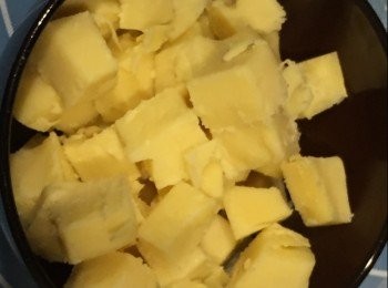 step2: 將高融點芝士切粒備用。