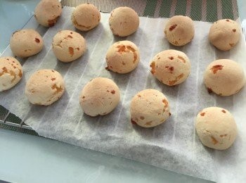 step1: 首先將無鹽牛油放軟，將糯米粉及木薯粉過篩一次，加入芝士及鹽，混合後加入牛油及雞蛋，逐小加入牛奶然後搓成粉團，將焗爐預熱，將粉團搓成每一粒20克嘅小粉團，然後放入焗爐180度焗20分鐘就可以