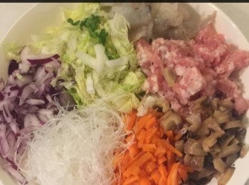 step1: <span class="group_1">食材</span>：
絞肉12安士。
𧎚10安士。
洋蔥粒3湯匙。
紅蘿蔔粒2湯匙。
香菇粒2湯匙。
粉絲1小包，用熱水浸片刻及洗淨備用。
鹽，糖和胡椒粉適量。
生粉適量。
植物油2湯匙。

調味料：
高湯1-1/2 杯。
醬油1茶匙。
少許鹽，糖和胡椒粉。
生粉1茶匙。
植物油少許。
少許薑切絲備用。