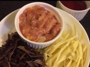 step1: <span class="group_1">食材</span>： 
木耳7 塊，放入溫水中浸20分鐘，洗淨，去蒂，切絲。
薑1大塊，去皮洗淨後切絲。鷄胸肉1大塊，洗凈切絲。
切好了的雞絲，以糖和醬油醃10 分鐘備用。
紹興酒4-5湯匙.
植物油3湯匙。
 水2湯匙。

調味料：少許鹽和糖。