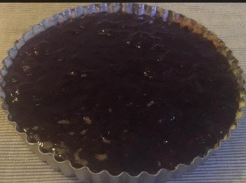 step3: 準備烤箱及预熱到350度，將批殼焗20 分鐘後取出。

而藍梅用切碎器略切碎，因為要它吃上來，有籃梅的口感，所以不用攪拌機去攪拌它。

熱鍋將藍梅放在鍋內，加入糖，玉米粉，檸檬汁及水攪勻，煮3分鐘後變成醬，待冷卻後，倒入枇皮內，再放入雪櫃內冷藏至少2小時。