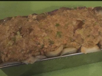 step3: 最後將攬混好了的<span class="group_1">食材</span>，倒入己排好了的茄子皮上的烤盤。