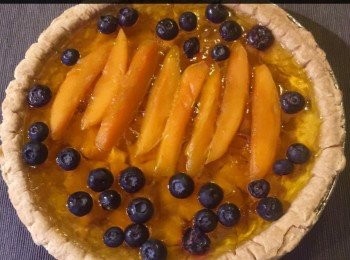 step7: 然後排一些芒果條和藍梅於面上後，再放入雪櫃內把它雪凍。