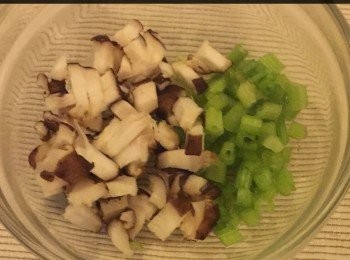 step3: 蘑菇少量切碎 100g。
香芹少量切碎 100g。
火腿2片切碎2湯匙。
少許鹽和糖。
植物油2湯匙。