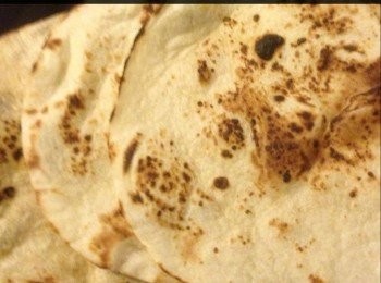 step3: 將玉米餅以平底鍋或微波爐加熱，直到玉米餅軟身及皮面有少許棕色。