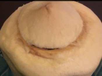 step2: 椰子切去頂部，將椰子水倒出留用。