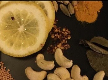 step1: <span class="group_1">食材</span>和配料：
1 - 1/2杯飯。
1杯水。
1-2茶匙薑黃粉。
小茴香子1小茶匙。
芥末籽1小茶匙。
芫荽籽1小茶匙。
咖喱葉4片。
紅辣椒1/2茶匙。
椰奶2湯匙。
腰果2湯匙。
植物油2湯匙。
檸檬汁2湯匙。
另半個檸檬切片。
少許鹽、糖和黑椒粉。