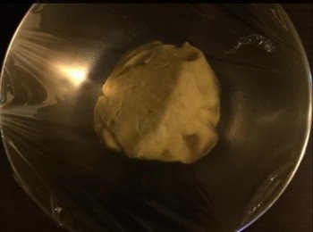 step1: 批皮：
1杯麵粉。
1/2杯自發粉。
2茶匙細砂糖。
少許鹽。
125克牛油。
蛋黄1個。
2-4湯匙冷水。

批皮做法：
將麵粉，自發粉，砂糖，蛋黃，鹽，牛油和冷水，放在一個大碗中，用兩手將牛油和麵粉搓勻約2分鐘成麵糰，如果麵糰太乾，可增添多一點水份，搓到形成光滑的麵糰，用保鮮紙包裹著20分鐘。