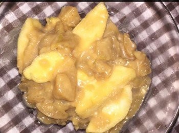 step3: <span class="group_1">批餡</span>：
4個青蘋果。
1/2杯葡萄乾。
1/4杯黃糖。
1茶匙磨碎的檸檬皮。
1湯匙肉桂。
1/4杯麵粉。
40克牛油。
1湯匙鮮牛奶。



<span class="group_1">批餡</span>做法：
將青蘋果去皮，切片備用。然後將蘋果，葡萄乾，黃糖，檸檬碎皮，肉桂，麵粉，牛油和鮮牛奶放入鍋中慢慢煮10-15分鐘。然後放在碗內冷却一點備用。