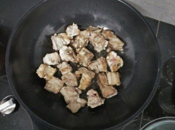 step2: 烧热一个锅，加入少许油将排骨煎到两面金黄色。