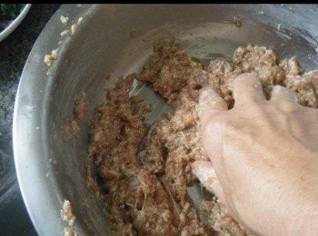 step3: 加入生抽，廚酒，糖，胡椒粉，薑，蒜茸後順時針方向攪拌，至調味料與肉碎融合，
是時逐少量，分幾次，加入（泡菜薑蔥水）與肉碎，順一方向攪至完全融合。