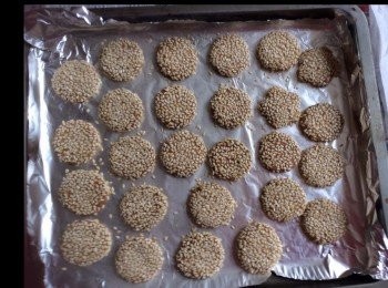 step14: 預熱焗爐180度10分鐘。
以160度焗約15－20分鐘至香脆 （定要目測已免焗焦）
出爐放涼，便成。

註：每個焗爐脾氣不同，定要目測。