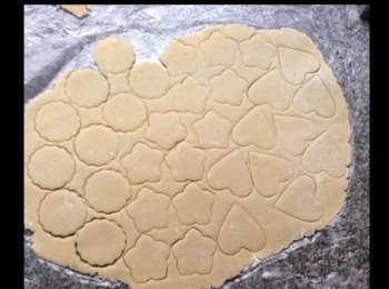 step9: 印模，邊皮不成型麵片，可搓翻成糰開薄再印模的。