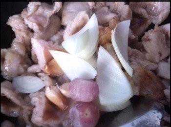 step2: 白鑊中小火放入大油件，當炸至1/4出油時，加入洋蔥角，蒜頭，乾蔥頭，轉小火，炸至大油出盡油。