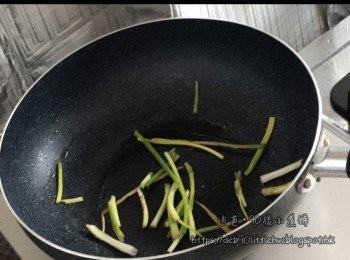 step3: 中小火爆香蔥，然後加入河粉，把河粉炒散。