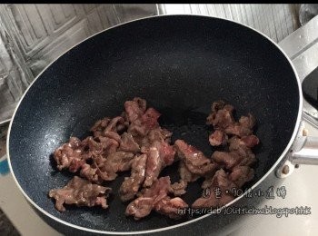 step2: 用平底鑊落少許油加入牛肉片，炒至半熟盛起備用。