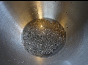 step1: 先將奇籽子加入水，浸大約20-30分鐘。