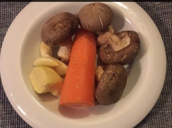 step2: -金針菇半包，切去頂部，用
  水冲洗。瀝乾並以廚房紙巾  
  取乾水份備用。

-洗淨紅蘿蔔和鮮香菇，薑和蒜備用。