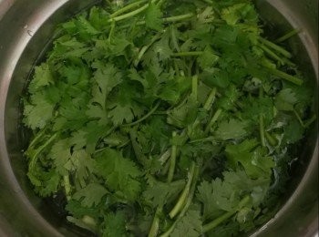 step1: 芫茜洗淨切段備用。