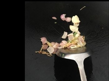 step5: 燒紅鑊下油，將料頭薑絲，紅蔥頭，蒜片爆香。