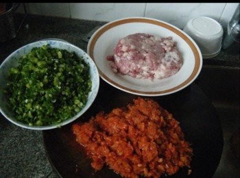 step2: （1）韭菜，青蔥切粒，加麻油2茶匙拌勻，備用。



（2） 泡菜切碎粗刴幾下，用雙手輕輕揸出水份，泡菜汁用碗盛起，加入薑蔥水至成一碗備用，（此泡菜薑蔥水，是打回豬肉內成多汁肉餡之用的。）
 


(3） 半肥瘦豬肉刴碎，放於大盤中。
